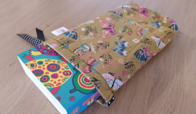 Pochette cadeau en tissu avec un livre de poche à l'intérieur